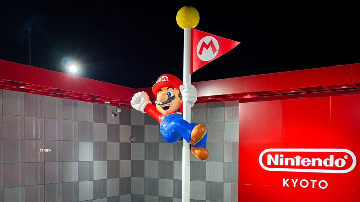 Nintendo-image-hero-copyright-Julia-Nyyssölä Mario-hahmo tuulettaa lipputangossa. Kuva: Julia Nyyssölä
