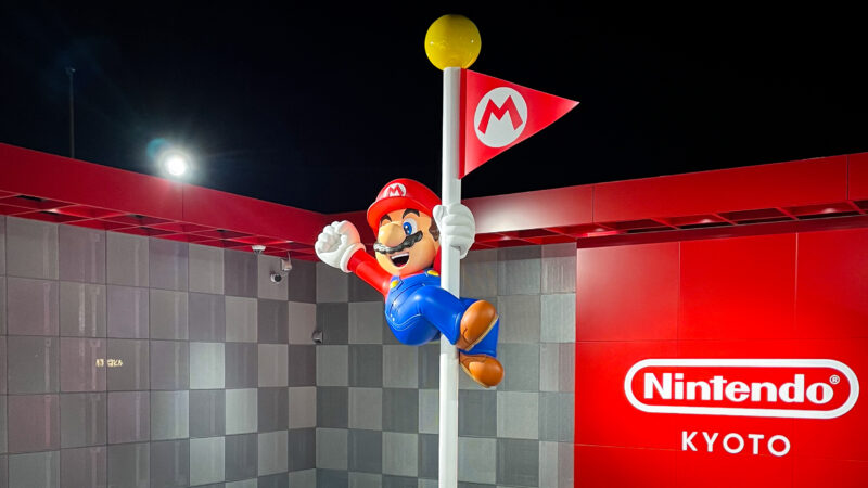 Mario-hahmo tuulettaa lipputangossa. Kuva: Julia Nyyssölä
